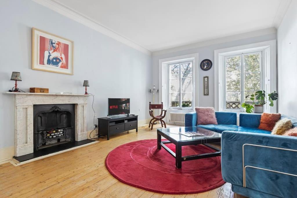 Germaine Greer's Legacy Flat In Hyde Park, Londra